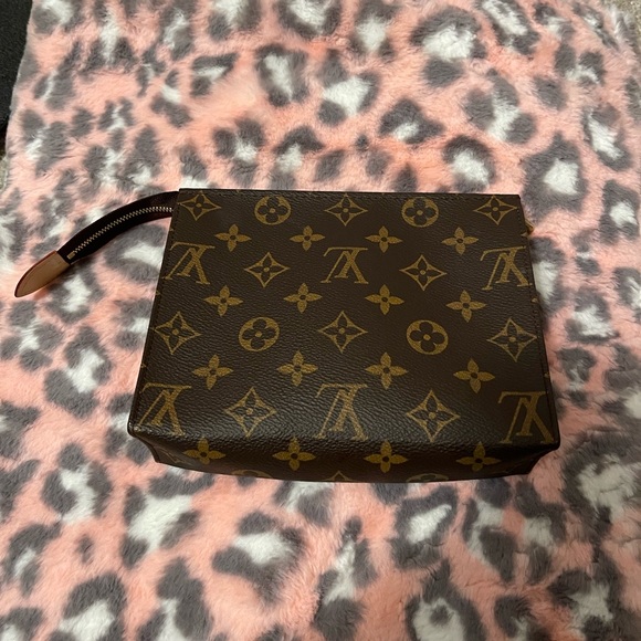 TOILETRY POUCH 19 Monogram Louis Vuitton - Picture 2 of 4